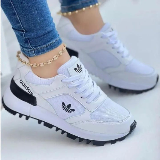Tenis Adidas Trébol Blancos para Mujer – Estilo Urbano y Comodidad